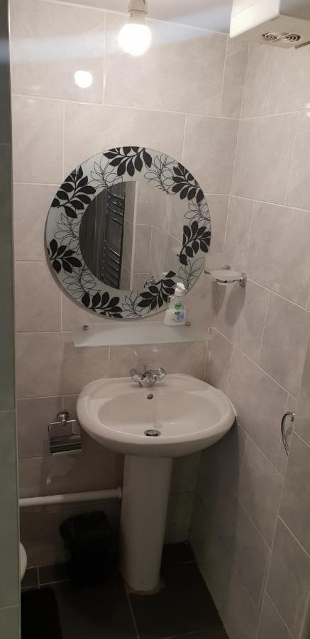 Апартаменты Private Basement Studio Flat With Modern Features Хаддерсфилд Экстерьер фото